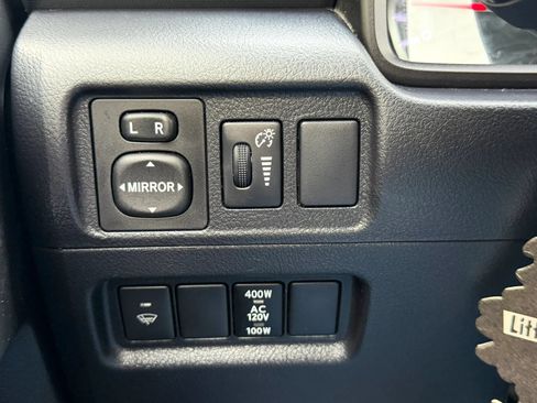 Used 2017 Toyota 4Runner SR5 AWD/4WD image 29