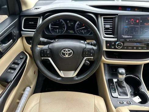 Used 2017 Toyota Highlander Limited Platinum AWD/4WD image 28