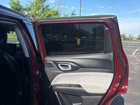 Used 2022 Jeep Compass Latitude w/ Sun and Sound Group AWD/4WD image 24