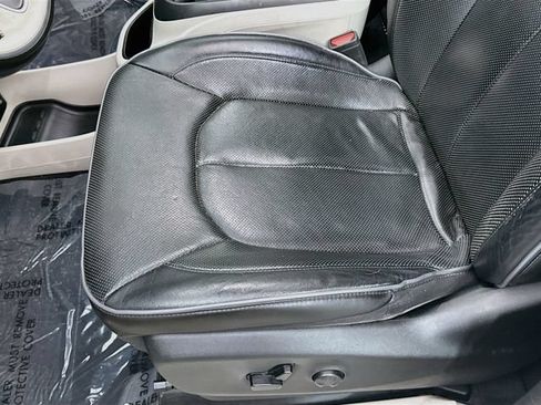 Used 2020 Chrysler Pacifica Limited FWD image 20