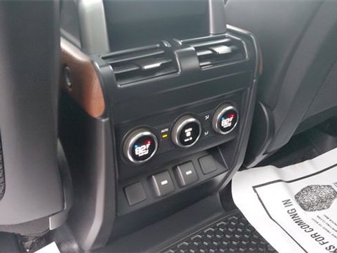 Used 2023 Land Rover Defender 130 X-Dynamic SE image 23