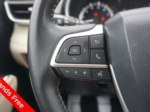 Used 2023 Toyota Highlander XLE AWD/4WD image 4