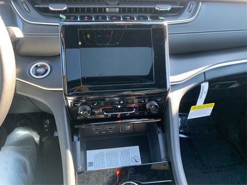 Used 2025 Jeep Grand Cherokee L Altitude image 13