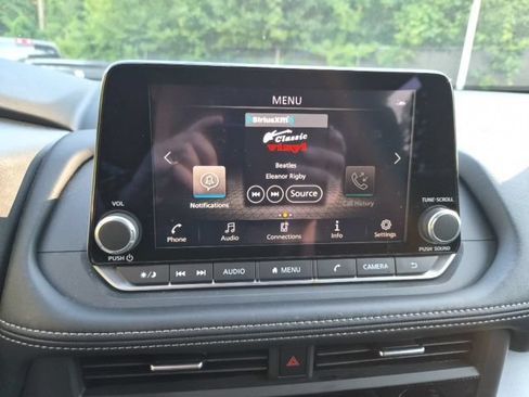 Used 2025 Nissan Rogue SV FWD image 24