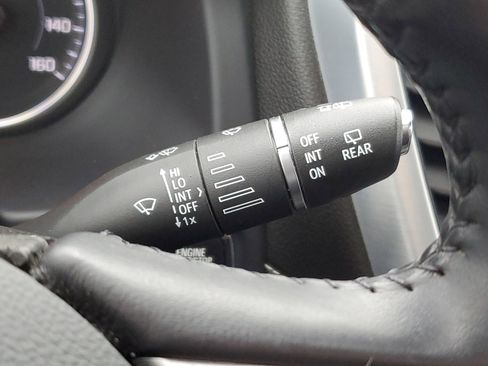 Used 2021 GMC Acadia SLT w/ Premium Package image 16