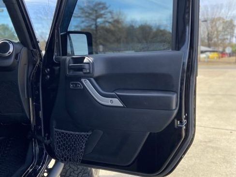 Used 2018 Jeep Wrangler Rubicon w/ Power Convenience Group image 13