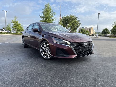 Used 2024 Nissan Altima 2.5 SL FWD image 2