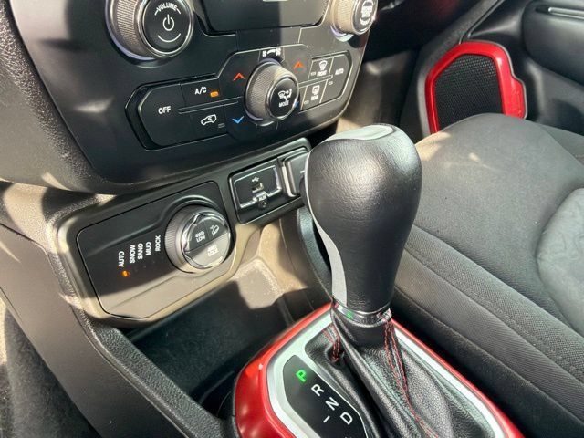 Used 2018 Jeep Renegade Trailhawk w/ Popular Equipment Group AWD/4WD image 13