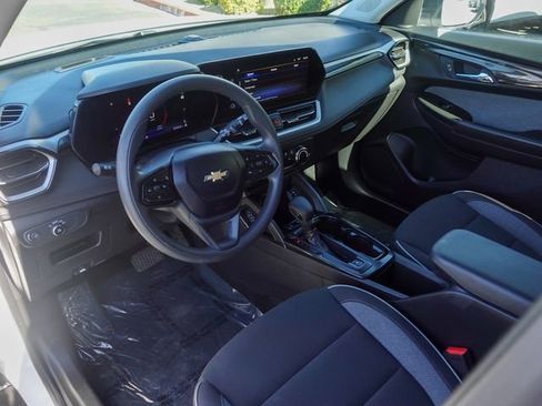 Used 2025 Chevrolet TrailBlazer LS w/ LS Convenience Package FWD image 11