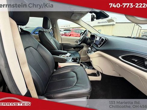 Used 2021 Chrysler Pacifica Touring-L image 27
