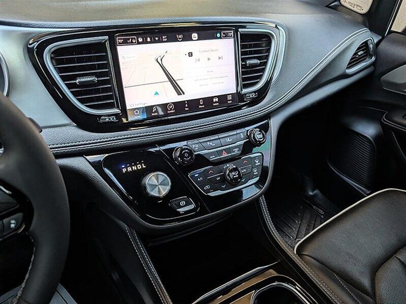 Used 2023 Chrysler Pacifica Limited w/ S Appearance Package FWD image 23