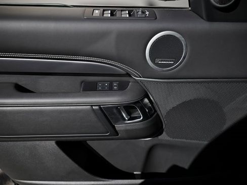 New 2025 Land Rover Discovery Metropolitan Edition image 17