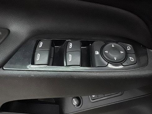 Used 2023 Chevrolet Equinox Premier image 17