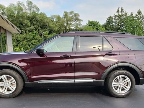 Used 2022 Ford Explorer XLT w/ Equipment Group 202A AWD/4WD image 2