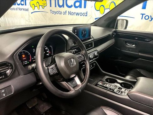Used 2025 Honda Pilot TrailSport image 8