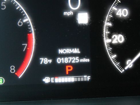 Used 2025 Honda Pilot Touring image 9