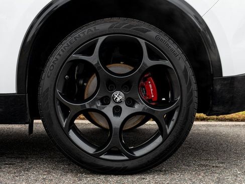 Used 2024 Alfa Romeo Stelvio Veloce image 11