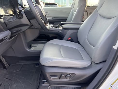 Used 2022 Toyota Sienna XLE image 21