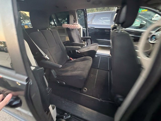 Used 2011 Dodge Grand Caravan Express FWD image 31