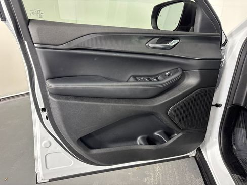 Used 2025 Jeep Grand Cherokee L Laredo image 11