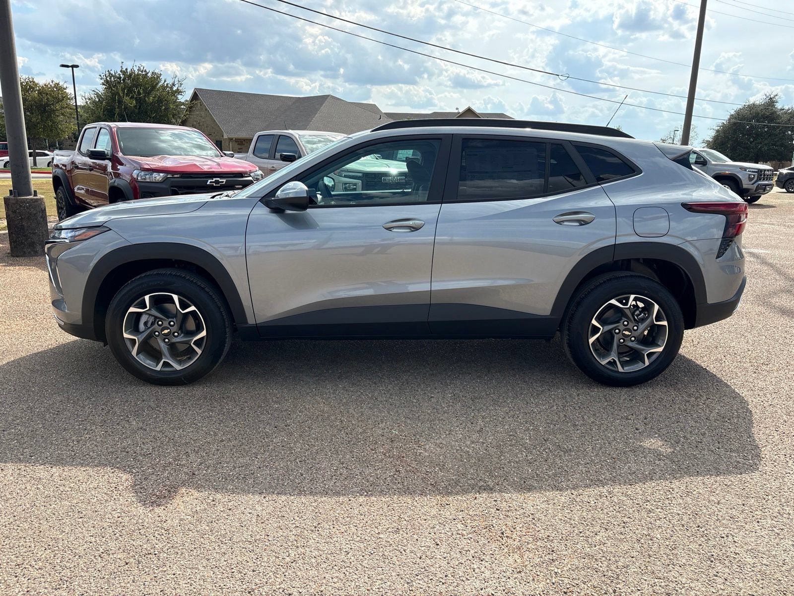 New 2026 Chevrolet Trax LT w/ LT Convenience Package FWD image 2