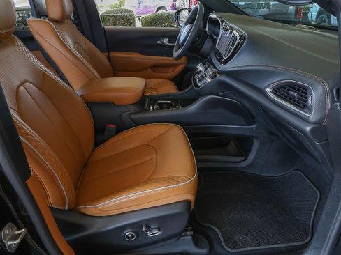 Used 2023 Chrysler Pacifica Pinnacle FWD image 42