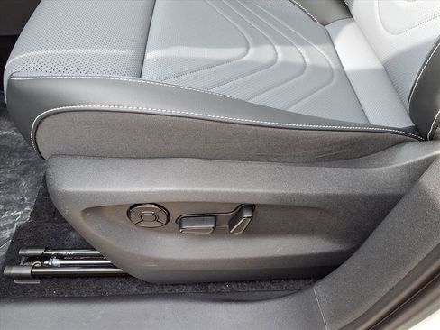 New 2026 Volkswagen Tiguan SE image 13