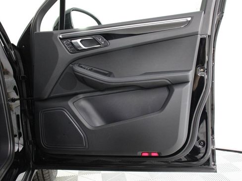 Used 2025 Porsche Macan image 23