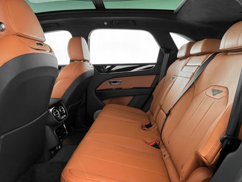 Used 2025 Bentley Bentayga image 27