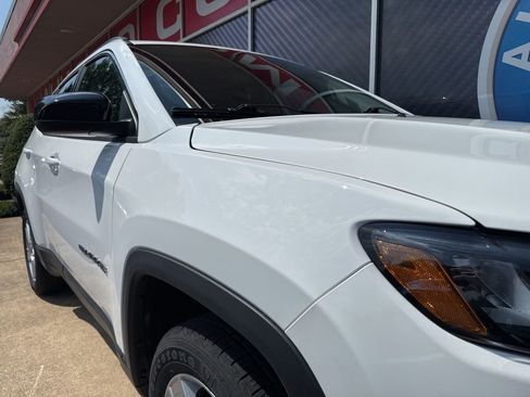 Used 2022 Jeep Compass Latitude image 3