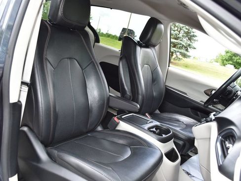 Used 2019 Chrysler Pacifica Touring-L Plus FWD image 32