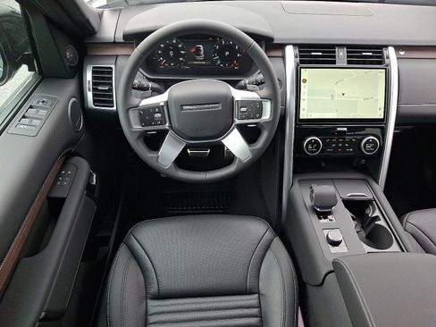 New 2025 Land Rover Discovery Dynamic SE image 9