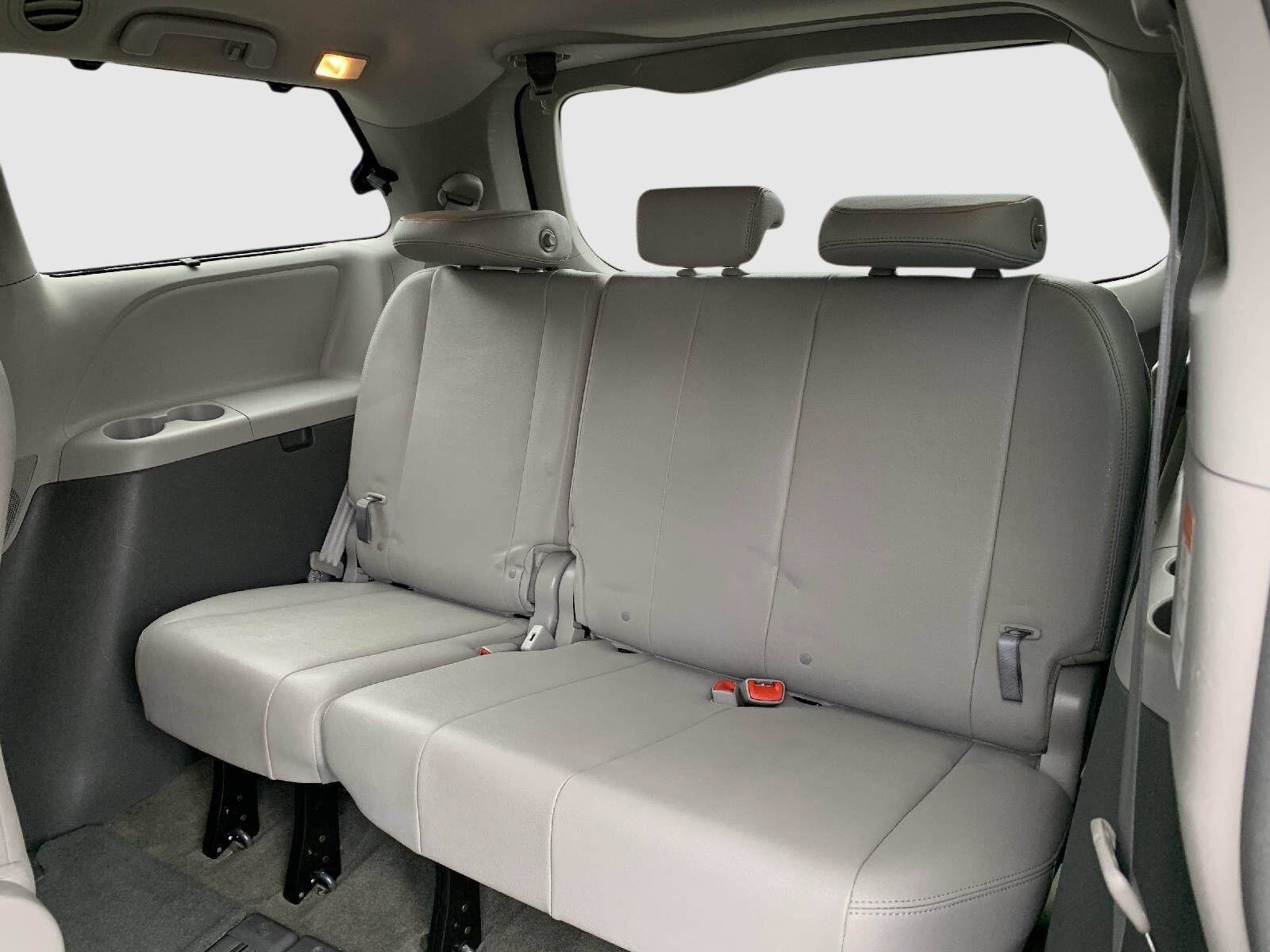 Used 2017 Toyota Sienna XLE Premium FWD image 34