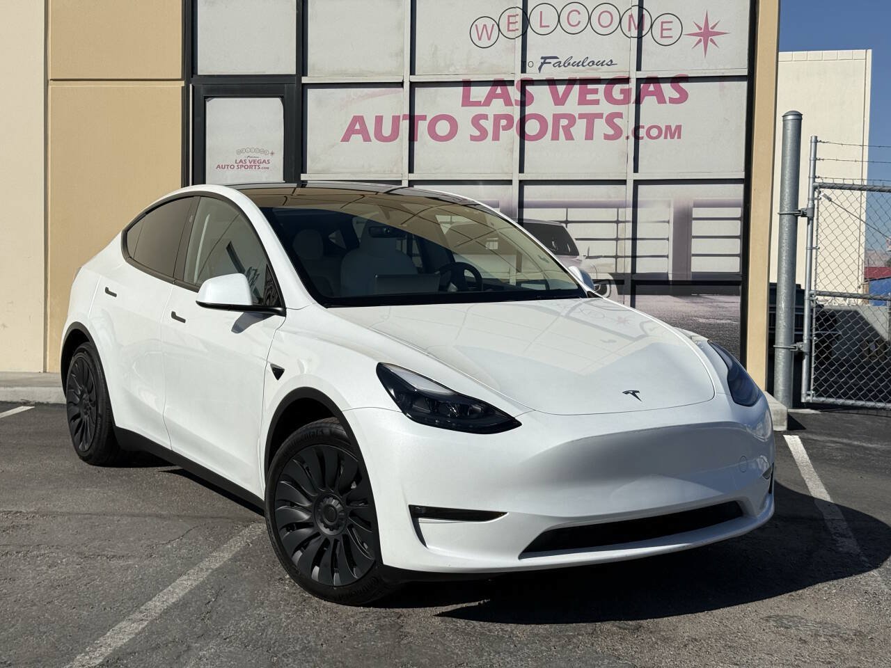 Used 2024 Tesla Model Y Long Range AWD/4WD image 2