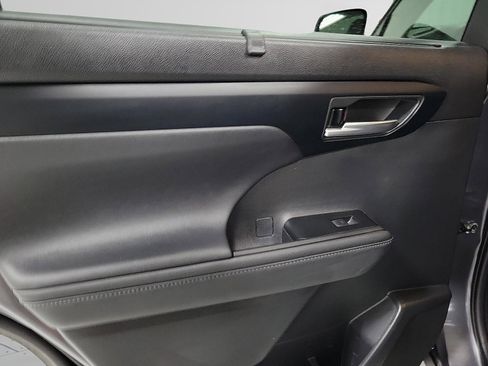 Used 2023 Toyota Highlander XLE FWD image 9