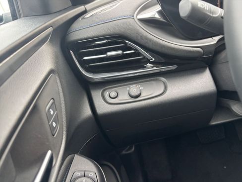 Used 2025 Buick Envista Sport Touring image 32