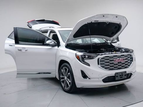 Used 2020 GMC Terrain Denali w/ Denali Premium Package FWD image 15
