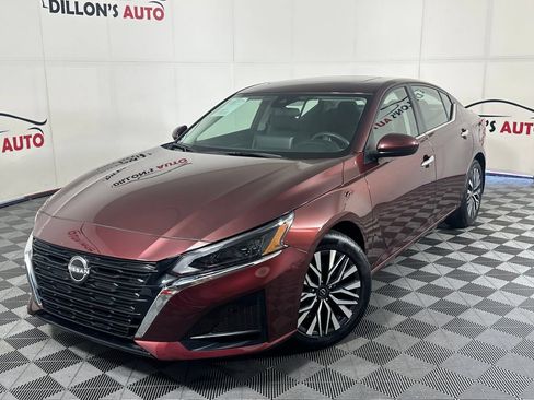 Used 2023 Nissan Altima 2.5 SV w/ SV Premium Package FWD image 1