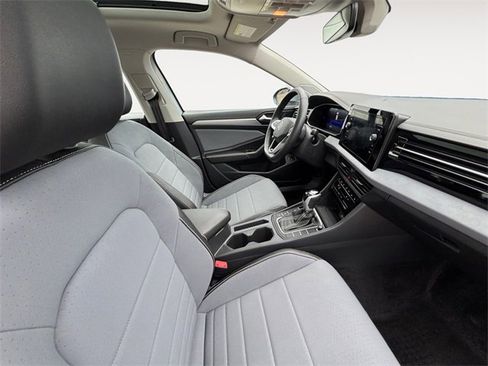 Used 2025 Volkswagen Jetta SE w/ Sunroof Package image 14