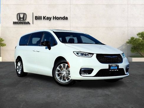 Used 2026 Chrysler Pacifica Limited FWD image 5