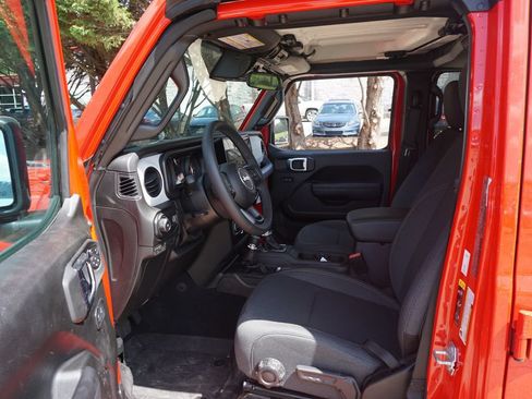 Used 2025 Jeep Wrangler Unlimited Sport AWD/4WD image 2