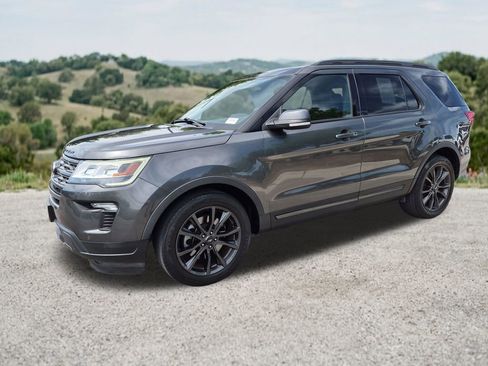 Used 2018 Ford Explorer XLT w/ Equipment Group 202A FWD image 3
