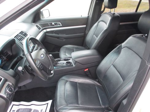 Used 2017 Ford Explorer XLT w/ Equipment Group 202A image 9