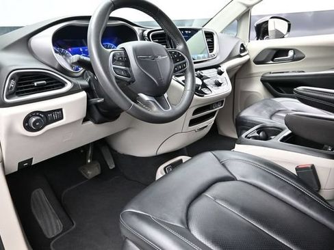 Certified 2024 Chrysler Pacifica Touring-L FWD image 23