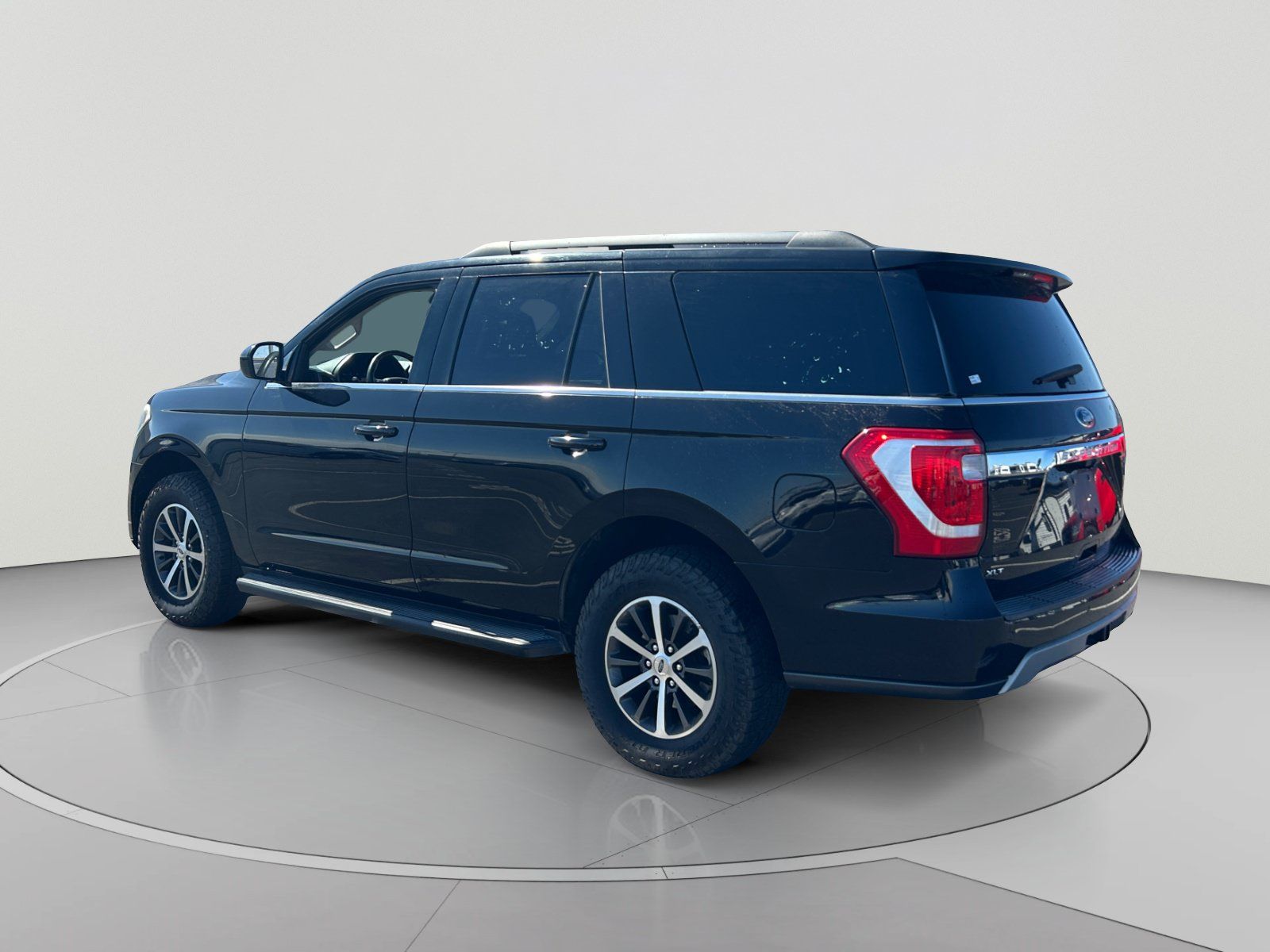 Used 2020 Ford Expedition XLT RWD image 3