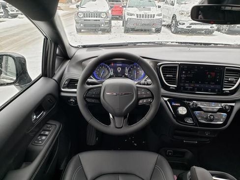 New 2026 Chrysler Pacifica Select w/ S Appearance Package FWD image 9