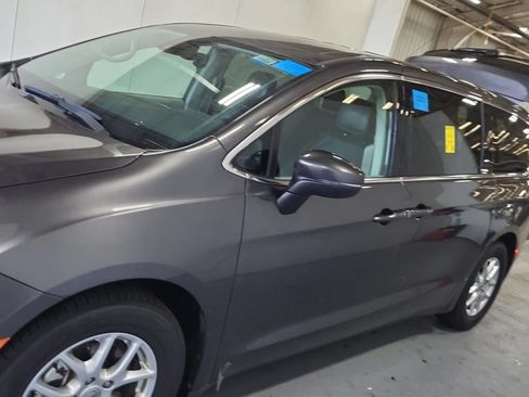 Used 2023 Chrysler Pacifica Touring-L FWD image 15