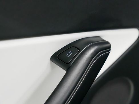 Used 2022 Tesla Model Y Long Range image 16