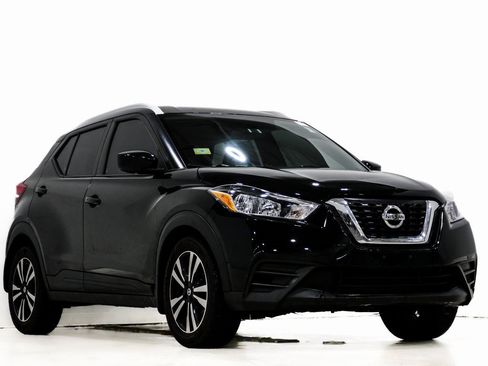 Used 2018 Nissan Kicks SV image 1