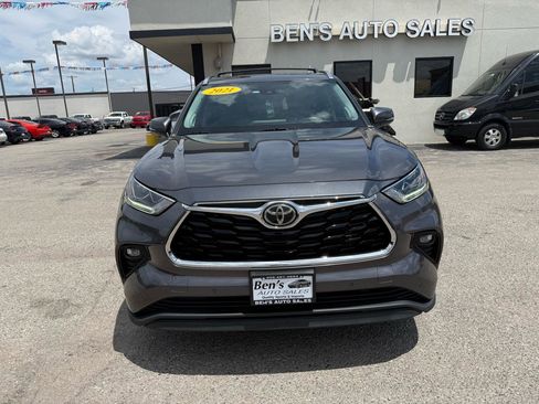 Used 2021 Toyota Highlander Limited FWD image 3